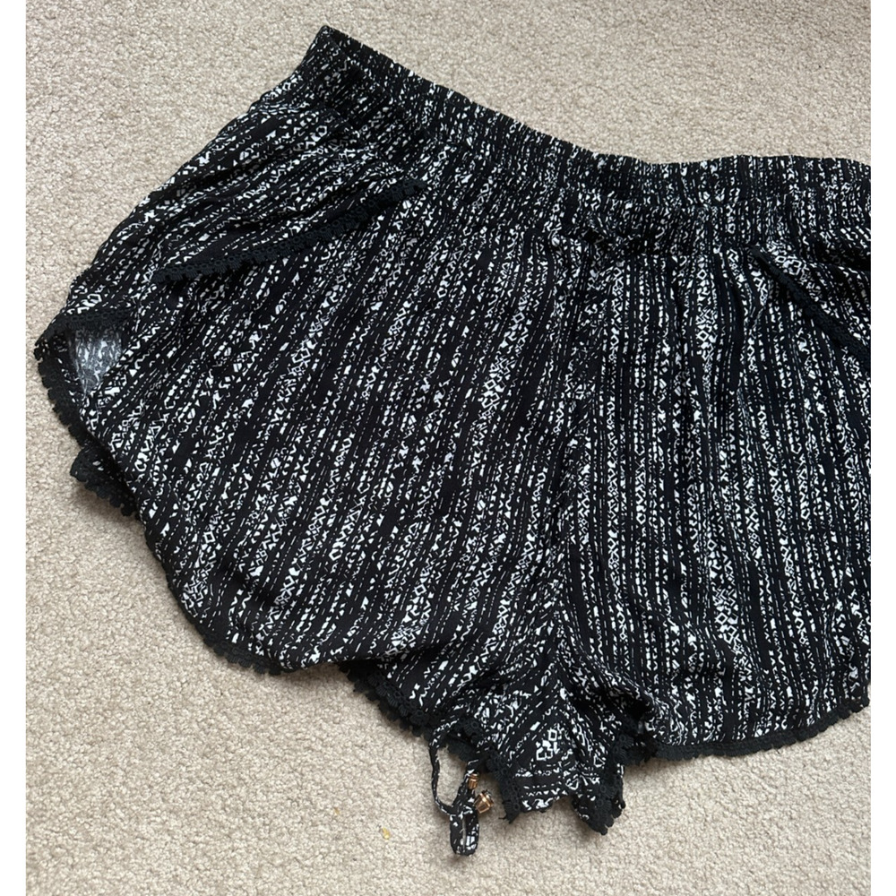 ✨2/$20 NWT City Chic Scoop Print Shorts Black Wht XL Women's Plus Size 22 Beachy - Picture 3 of 15